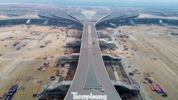 Nghị quyết về chủ trương đầu tư được Quốc hội thông qua nêu rõ việc xây dựng Cảng hàng không quốc tế Long Thành đạt cấp 4F theo phân cấp của Tổ chức hàng không dân dụng quốc tế (ICAO), là cảng hàng không quốc tế quan trọng của quốc gia, hướng tới trở thành một trong những trung tâm trung chuyển hàng không quốc tế của khu vực.