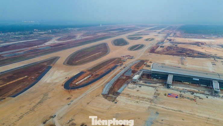 Giai đoạn 1 của dự án sân bay Long Thành: Đầu tư xây dựng 1 đường cất hạ cánh và 1 nhà ga hành khách cùng các hạng mục phụ trợ đồng bộ với công suất 25 triệu hành khách/năm, 1,2 triệu tấn hàng hóa/năm; chậm nhất năm 2025 hoàn thành và đưa vào khai thác. Giai đoạn 2: Tiếp tục đầu tư xây dựng thêm 1 đường cất hạ cánh cấu hình mở và 1 nhà ga hành khách để đạt công suất 50 triệu hành khách/năm và 1,5 triệu tấn hàng hóa/năm. Giai đoạn 3: Hoàn thành các hạng mục của dự án để đạt công suất 100 triệu hành khách/năm và 5 triệu tấn hàng hóa/năm.