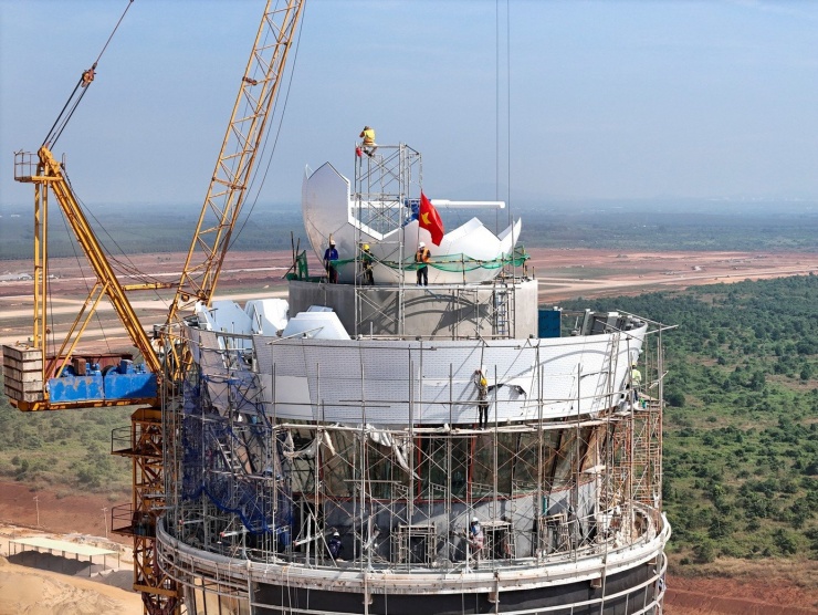 Dự án thành phần 2 là các công trình phục vụ quản lý bay, các hạng mục công trình xây dựng, gồm đài kiểm soát không lưu, nhà kỹ thuật, nhà VIP, nhà nguồn, công trình phục vụ quản lý bay đã hoàn thành cơ bản xây dựng vào ngày 19/12/2025.