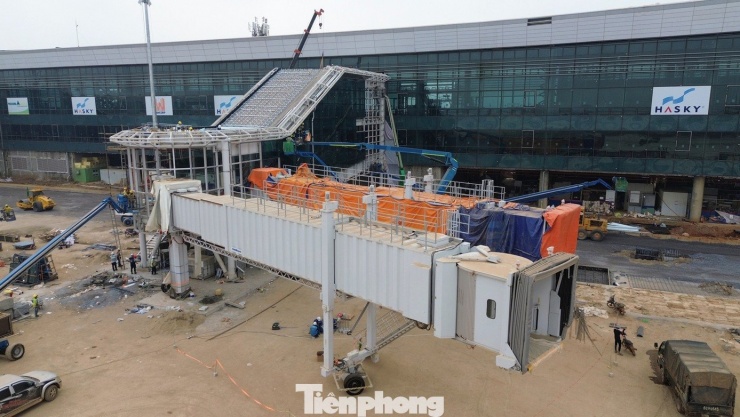 Gần đây, ACV và một số nhà thầu lớn tại dự án sân bay Long Thành vừa đồng loạt thay đổi nhân sự cấp cao. Trong đó, ACV thay đổi người đại diện theo pháp luật. Cụ thể, ông Lê Văn Khiên - thành viên Hội đồng quản trị vừa được bổ nhiệm kiêm người đại diện theo pháp luật của doanh nghiệp từ ngày 25/2 cho đến khi có quyết định mới. Trước đó, vị trí này do ông Vũ Thế Phiệt - Chủ tịch Hội đồng quản trị đảm nhiệm. Tổng Công ty Cổ phần Xuất nhập khẩu và Xây dựng Việt Nam (Vinaconex) - nhà thầu lớn tại dự án sân bay Long Thành - cũng vừa công bố miễn nhiệm Chủ tịch Hội đồng quản trị Nguyễn Hữu Tới từ ngày 13/2. Vinaconex không nêu lý do miễn nhiệm. Sau đó, Vinaconex bầu ông Trần Đình Tuấn làm Chủ tịch Vinaconex.