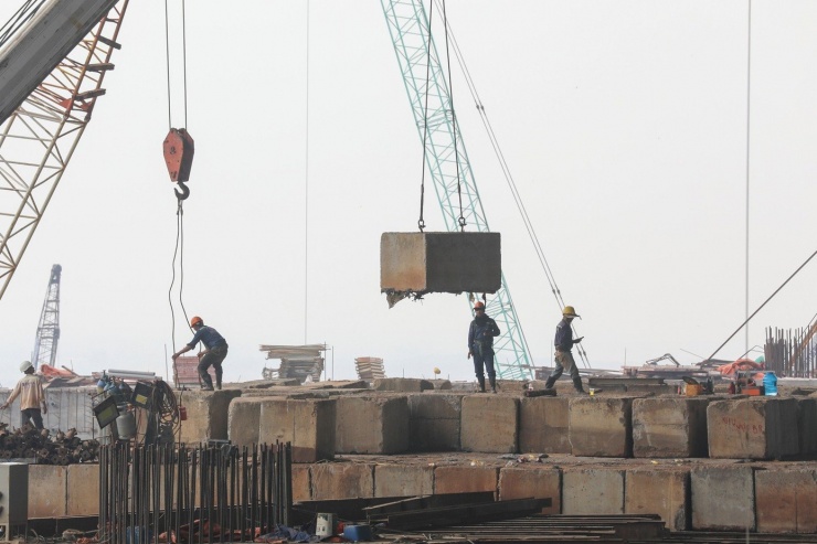 Với gói thầu 5.10 - nhà ga hành khách đến nay đã hoàn thành kết cấu bê tông cốt thép phần ngầm, tầng 1 đến 4, kết cấu thép mái (khu mái trung tâm, khu cánh, khu cầu ống lồng, khung đỡ mặt dựng, khung bảo trì, khung đỡ viền mái...), các lớp mái nhà ga.