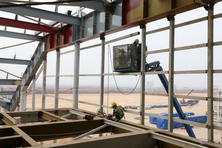 Công tác lắp đặt vách kính mặt thi công trong tháng 1 vừa qua. Công tác hoàn thiện xây dựng (xây tường, trát hoàn thiện, chống thấm, sơn, ốp lát, công tác trần, vách ngăn, nội thất, cảnh quan...) dự kiến hoàn thành trước 30/6.