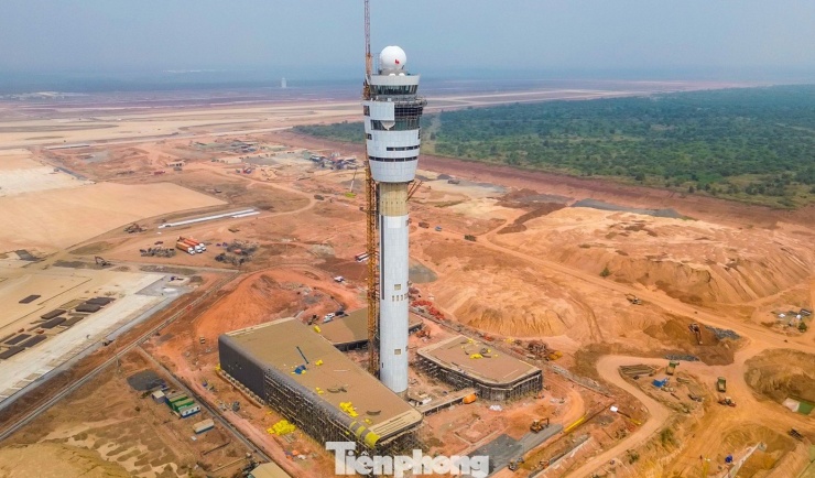 Tháp không lưu cao 123 m, là một hạng mục quan trọng của dự án sân bay Long Thành.