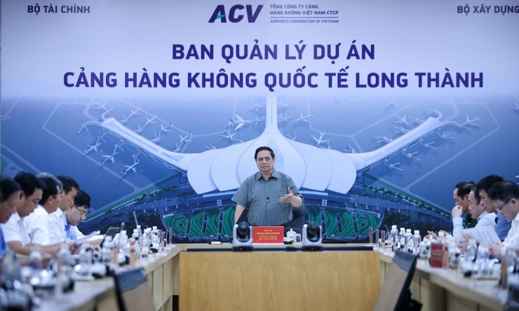 Thủ tướng Phạm Minh Chính kiểm tra, đôn đốc, động viên các lực lượng tham gia dự án Cảng hàng không quốc tế Long Thành hồi tháng 12/2025. (Ảnh: VGP)