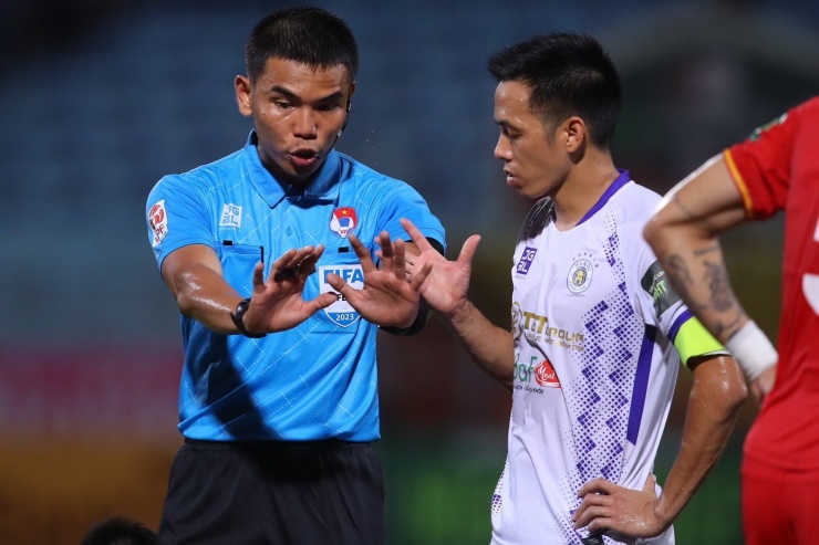 Trọng tài Songkran Bunmeekiart.