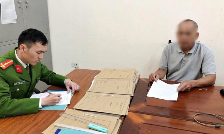 Công an xã Phật Tích làm việc với ông V. Ảnh: Báo và Phát thanh, Truyền hình Bắc Ninh.