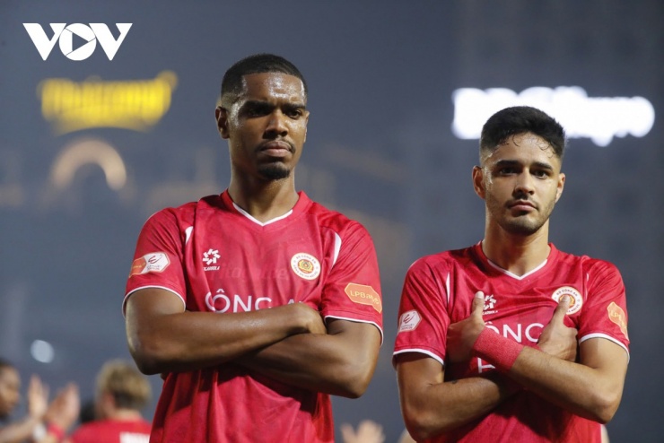 Alan (trái) ghi 5 bàn chỉ trong hai trận gần nhất tại V-League (Ảnh: Đức Minh)