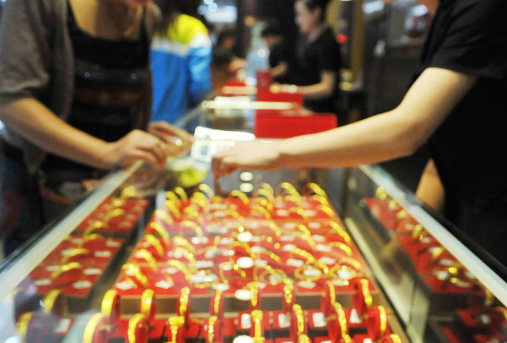  Khách hàng mua số lượng lớn vàng trong thời gian ngắn với dấu hiệu bất thường, tiềm ẩn nguy cơ liên quan đến hoạt động rửa tiền lừa đảo viễn thông. Ảnh minh họa: Baidu