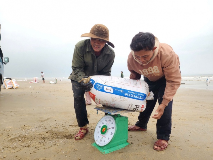 Ốc tép sau khi được đánh bắt sẽ cho vào bao tải và cân bán ngay tại chỗ. Nhờ nguồn lợi dồi dào, nhiều người phấn khởi vì chỉ trong một buổi đã có thể kiếm được khoản thu nhập khá.