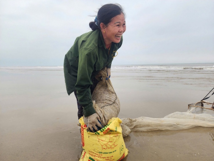 Người dân địa phương cho hay ốc nhiều đến mức “bắt bao nhiêu cũng có”, chỉ cần vài giờ đồng hồ là có thể thu được cả tấn. Tuy vậy, công việc này cũng khá vất vả, đòi hỏi sức khỏe tốt vì phải ngâm mình dưới nước trong thời gian dài.