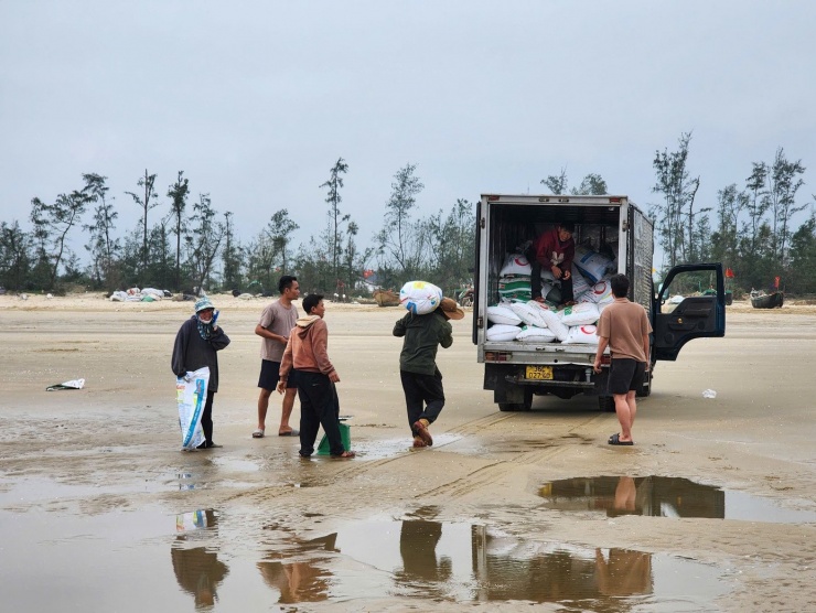 Theo lãnh đạo xã Đồng Tiến, dù công việc khá vất vả, người dân phải ngâm mình nhiều giờ trong nước biển lạnh, song việc ốc tép xuất hiện dày đặc đầu năm đã mang lại nguồn thu nhập đáng kể. Mỗi ngày có khoảng hàng chục người mang ngư cụ ra bờ để đánh bắt, thu hàng chục tấn, bán ngay tại chỗ.