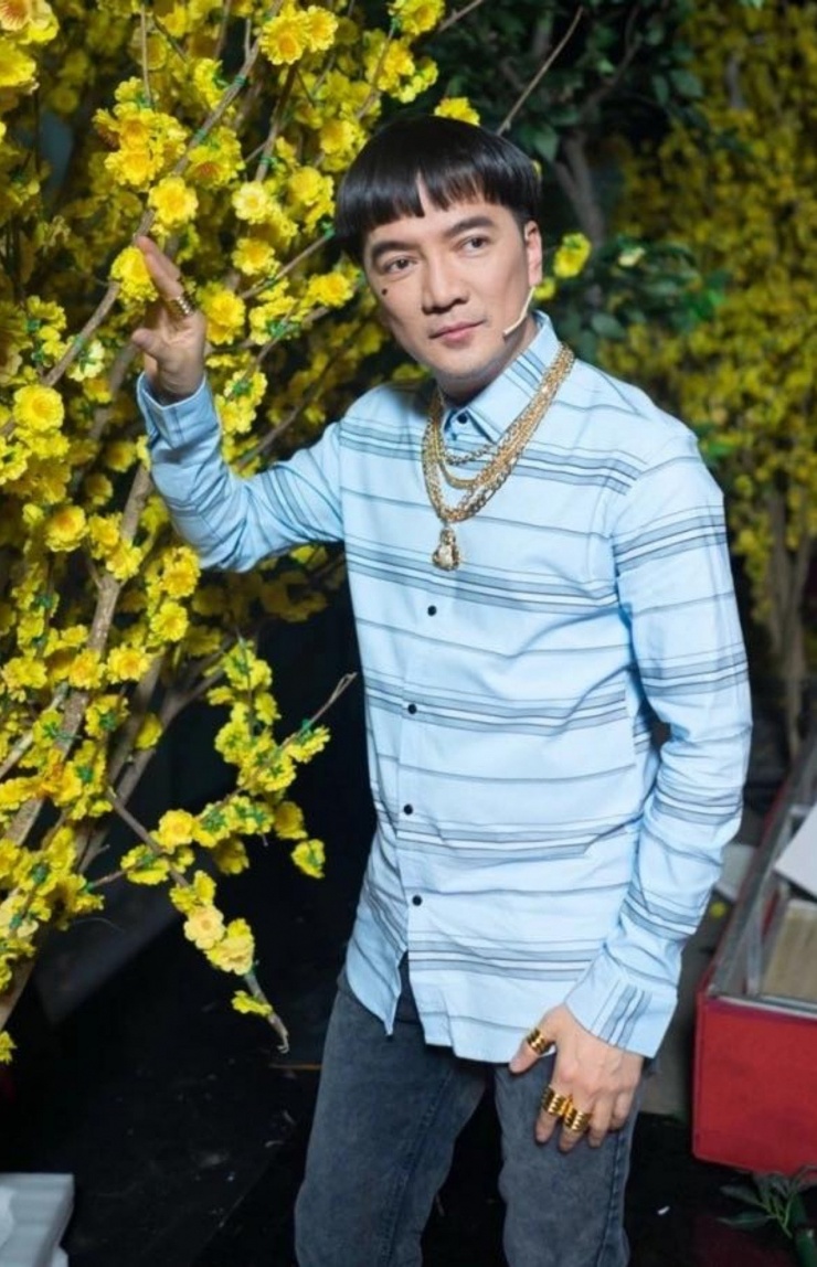 Đàm Vĩnh Hưng đeo đầy vàng, Khánh Vân khóc vì được chồng hơn 17 tuổi cưng chiều - 1