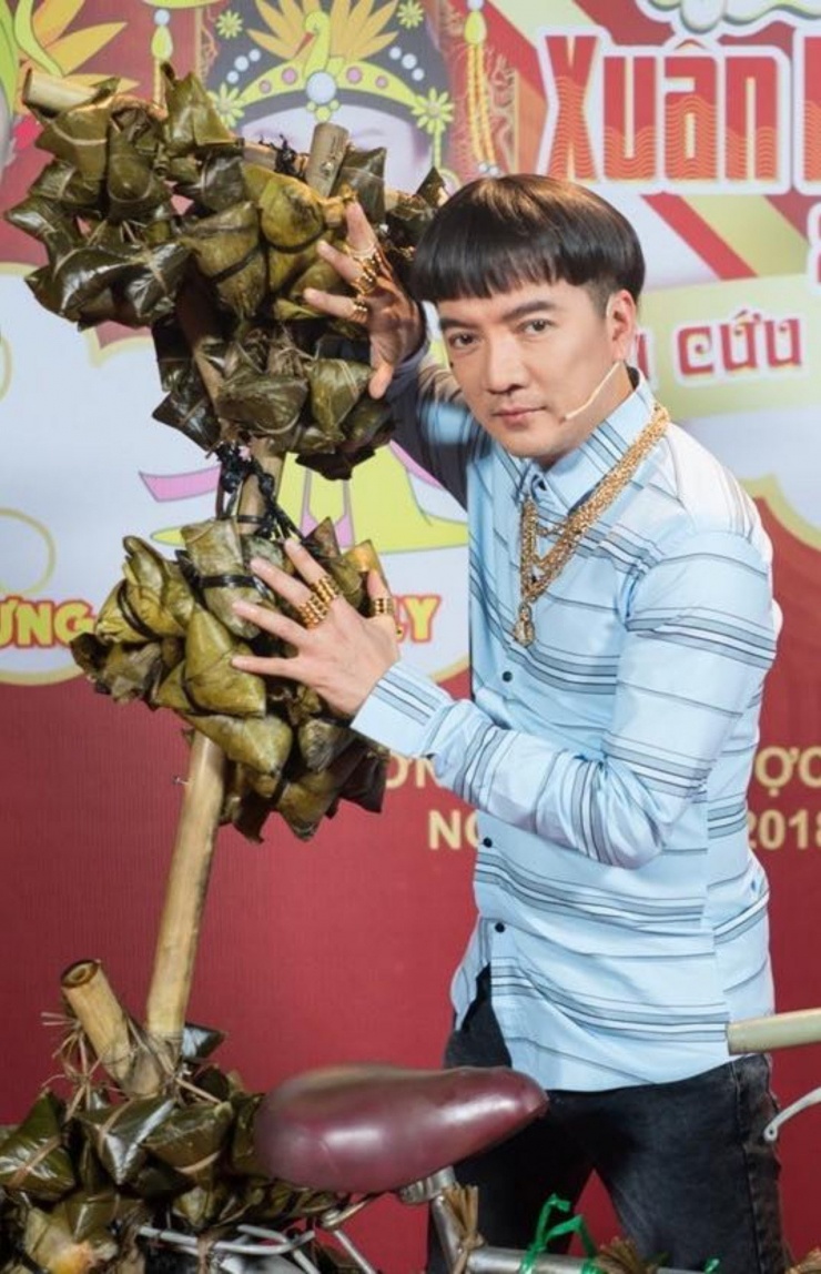 Tin sao Việt 26/2: Ca sĩ Đàm Vĩnh Hưng khoe hình ảnh đeo vàng đầy người trong ngày Thần Tài. Anh tiết lộ sẽ sắm thêm vàng để "lấy hên" đầu năm.&nbsp;