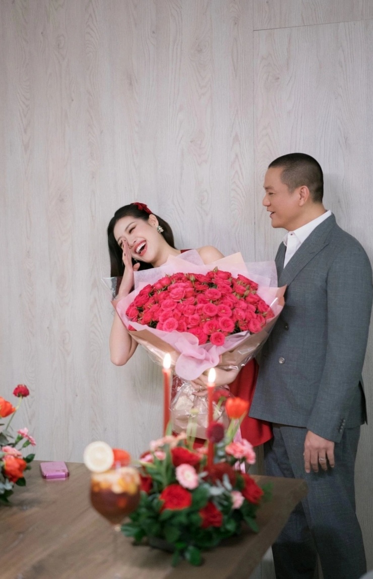 Hoa hậu Khánh Vân hạnh phúc rơi nước mắt khi ông xã cưng chiều vào bếp nấu ăn và tặng quà sinh nhật.