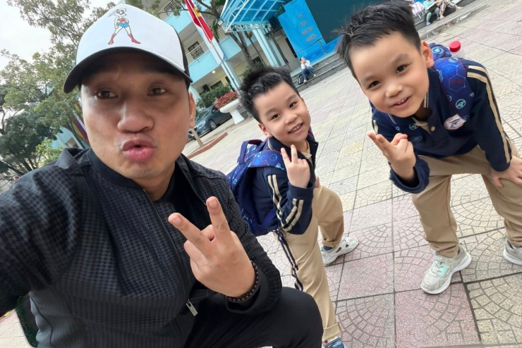 MC Thành Trung đưa các con trở lại nhập học sau kỳ nghỉ dài.&nbsp;