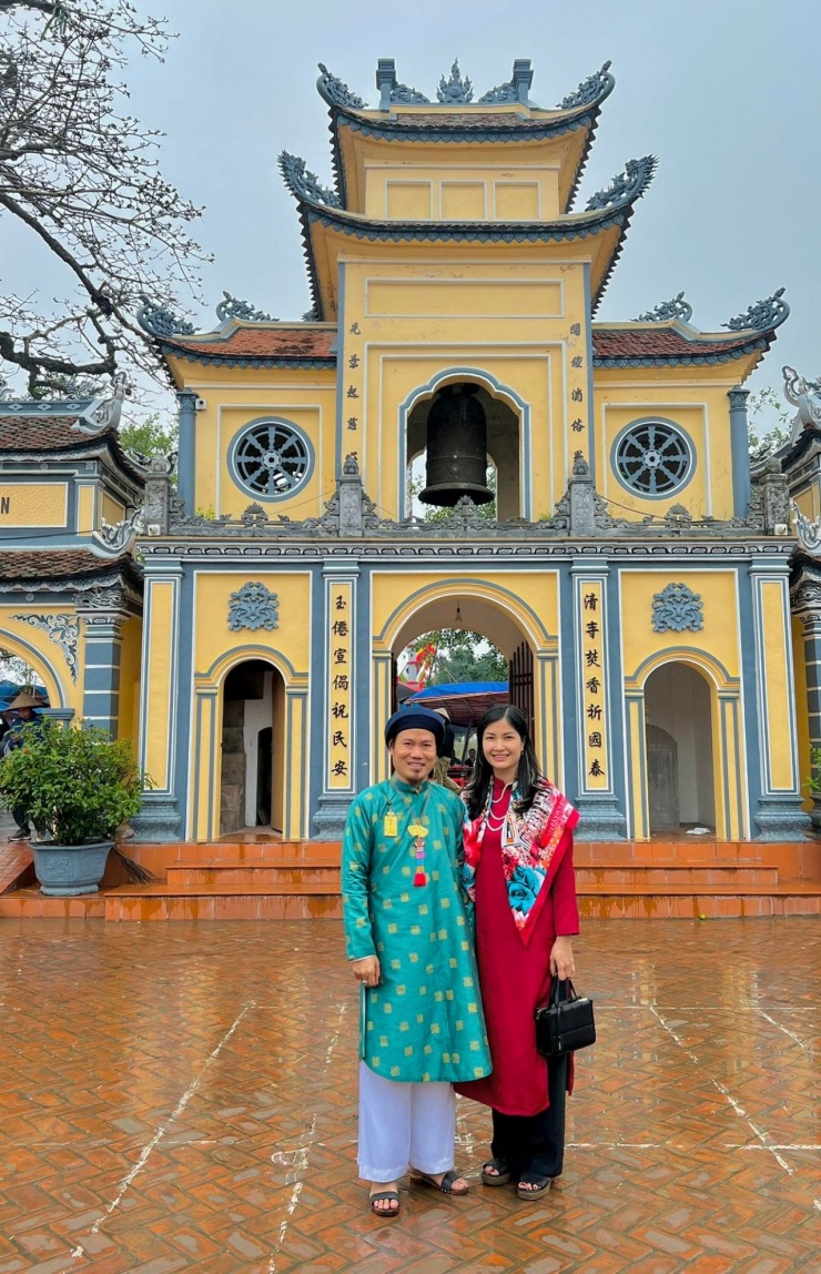 Nghệ sĩ Vượng Râu cùng bà xã đầu năm đi đền chùa.