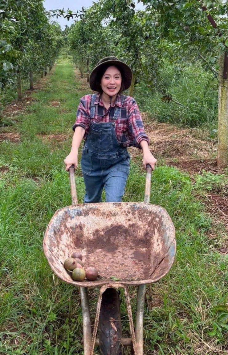 Diễn viên Thanh Thúy có 1 ngày trải nghiệm làm nông dân.
