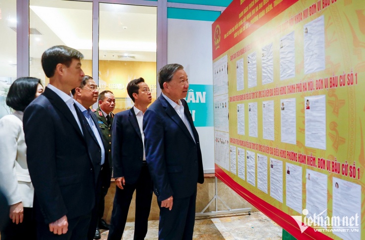 Trước khi vào hội nghị tiếp xúc với cử tri, Tổng Bí thư Tô Lâm kiểm tra công tác chuẩn bị bầu cử tại trụ sở UBND phường Hoàn Kiếm