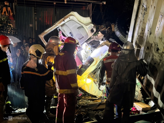 Hiện trường tàu SE3 tông nát xe tải