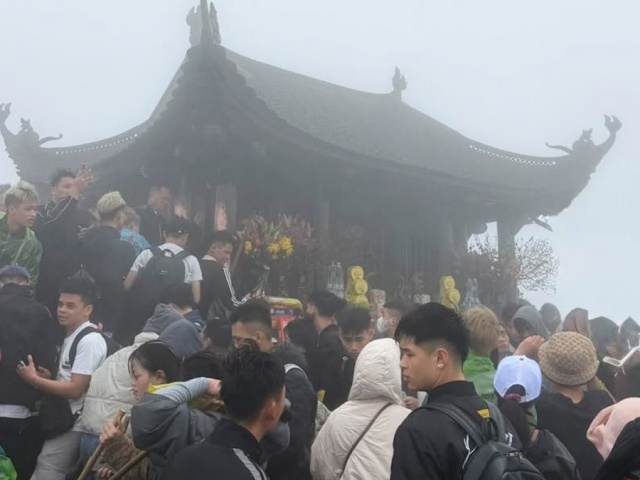 Đội mưa rét lên đỉnh Yên Tử cầu an