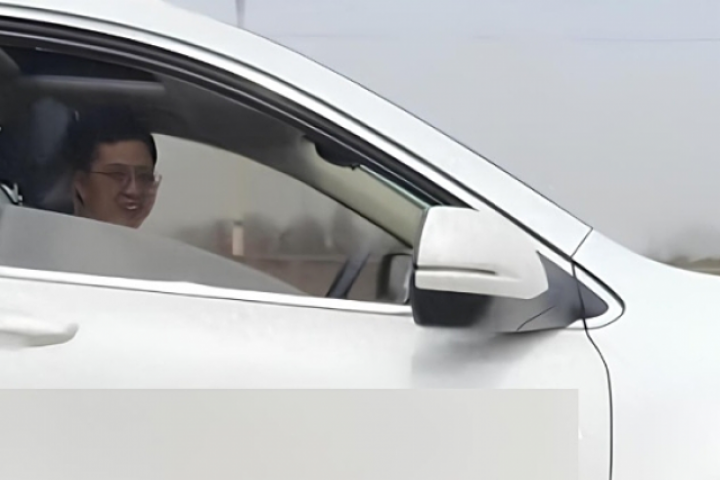 Phản ứng của cô gái khi gặp lại tình đầu giữa dòng tắc đường