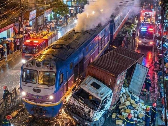 Tai nạn đường sắt ở Hà Nội: Tài xế xe tải cố tình vượt đèn báo