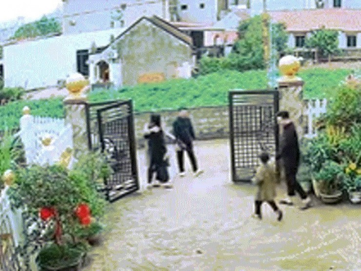 Con dâu về ngoại ăn Tết, bố mẹ chồng lái xe 9 tiếng vượt 400km về thăm