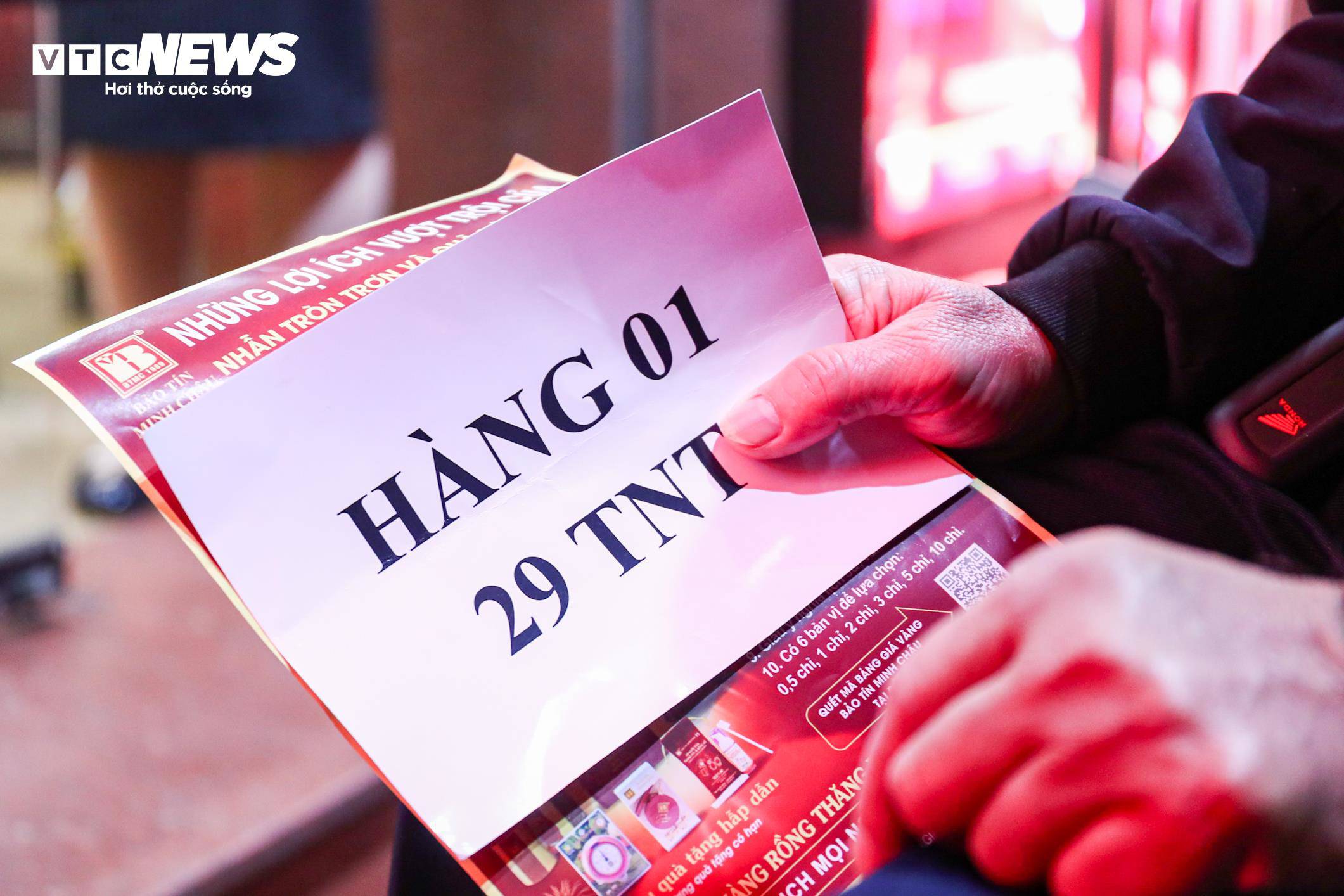 Ông Tô Hòa Bình (70 tuổi, quận Đống Đa, Hà Nội) cho biết, ông đã có mặt từ 21h tối 25/2 để xếp hàng qua đêm chờ giao dịch. Theo ông, ngay từ khoảng 4h30 - 5h, khu vực này đã đông kín người. Như mọi năm, ông vẫn mua 3 chỉ vàng cầu may.
