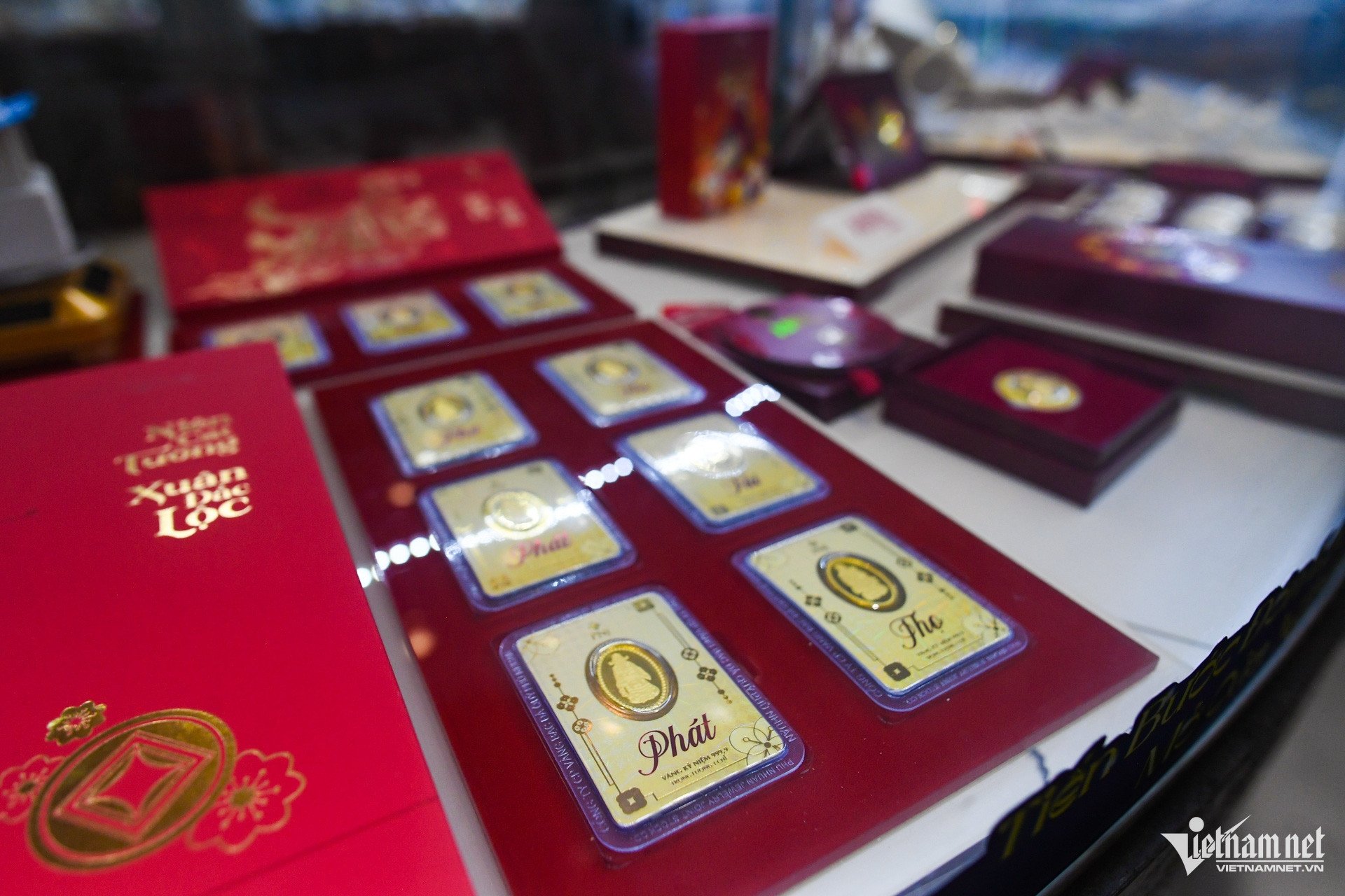 Tại tiệm PNJ trên phố Cầu Giấy, nam khách hàng chốt mua 5 vỉ vàng 1 chỉ với giá hơn 92 triệu đồng. Sản phẩm anh chọn có in chữ: Phúc, Lộc, Thọ, Phát, Tài. 7h, lượng khách ra vào cửa hàng cũng tăng dần. Theo chia sẻ, cơ sở này sẽ mở bán tới 23h hôm nay để khách hàng có thể thong thả đến mua sản phẩm vào ngày vía Thần Tài.
