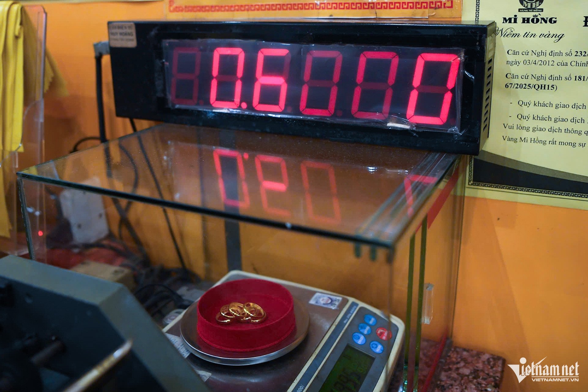 Chị Trang (phường Bình Trị Đông) cho biết, dù nhà ở khá xa, chị vẫn chạy xe lên đây để mua 6 chỉ vàng, bởi địa chỉ quen thuộc nhiều năm. Theo chị, giá vàng niêm yết rõ ràng, không biến động thất thường và dễ cảm thấy yên tâm. Trong ngày hôm nay, chị mua 6 chỉ vàng tròn trơn 999,9 với giá 111 triệu đồng (18,5 triệu đồng/chỉ).