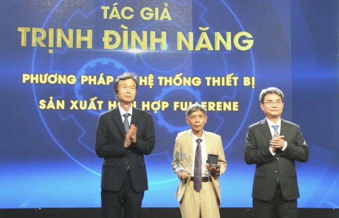 Ông BAHN Jaewon (trái) Chuyên gia cao cấp của tổ chức Sở Hữu trí tuệ thế giới và Ông Đinh Hữu Phí (phải) - Cục trưởng Cục Sở hữu trí tuệ, Bộ Khoa học và Công nghệ trao Giải ba cho giải pháp "phương pháp và hệ thống thiết bị sản xuất hỗn hợp Fullerene" của tác giả Trịnh Đình Năng, tháng 4/2019. Ảnh: Cục Sở hữu trí tuệ