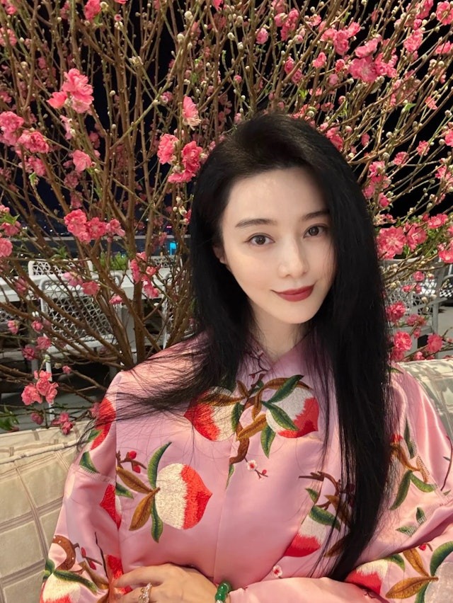 Phạm Băng Băng khoe diện mạo xinh đẹp. Ảnh: Weibo