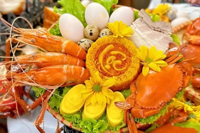 Mâm cúng ngày vía Thần Tài ngày nay được sắp xếp, bày biện chỉn chu, đẹp mắt. Ảnh: VnExpress