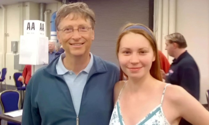 Bill Gates và Mila Antonova. Ảnh: YouTube
