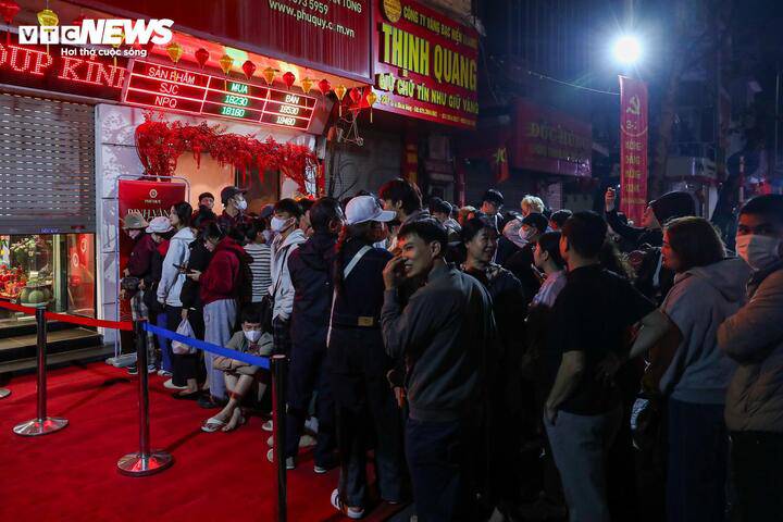 Sáng sớm nay, mới khoảng 5h, nhiều cửa hàng trên phố Trần Nhân Tông (phường Hai Bà Trưng, Hà Nội) đã chật kín người dân xếp hàng chờ mua vàng ngày vía thần Tài. Đáng chú ý, theo ghi nhận, không ít người có mặt từ tối hôm trước để xếp hàng, chờ được mua đầu tiên.