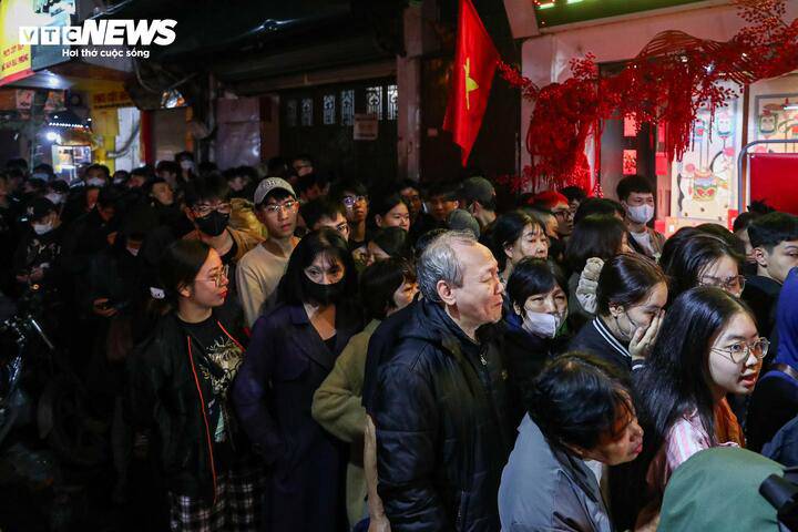 Phần lớn khách đến cửa hàng Phú Quý năm nay lựa chọn mua bạc. Anh Nhân (quận Hoàn Kiếm) cho biết giá bạc tuy tăng nhưng vẫn phù hợp khả năng chi trả của người dân nên dễ tiếp cận hơn vàng.