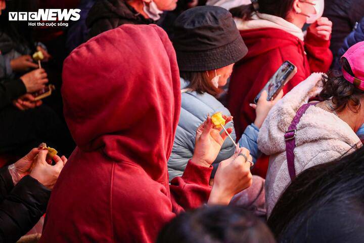 Nhiều khách hàng tranh thủ dùng bữa sáng đơn giản ngay tại chỗ, chờ đến giờ cửa hàng mở cửa để vào mua vàng.