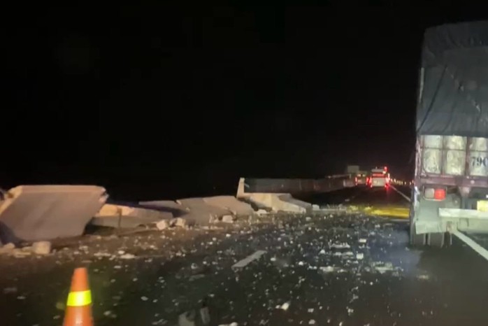 Nhiều cục bê tông dải phân cách bị tông ngã. Ảnh: DT