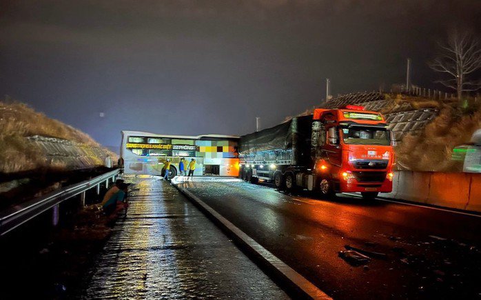 Vụ tai nạn liên hoàn giữa 5 xe. Ảnh: DT