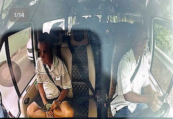 Một tài xế sử dụng điện thoại khi lái xe trên cao tốc TPHCM - Long Thành - Dầu Giây.