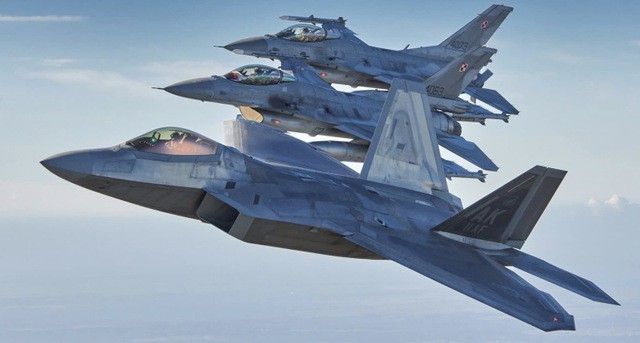 Máy bay F-22 Không quân Mỹ cùng với máy bay F-16 Ba Lan. (Nguồn: MW)