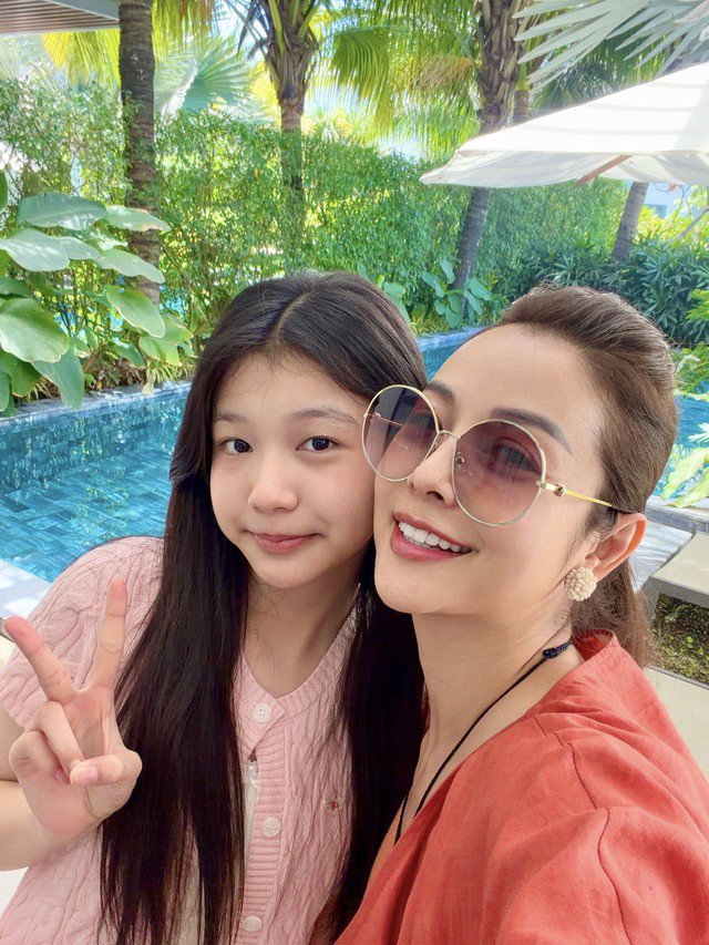 Con gái Hoa hậu Jennifer Phạm thừa hưởng nét đẹp của cả bố lẫn mẹ - 2