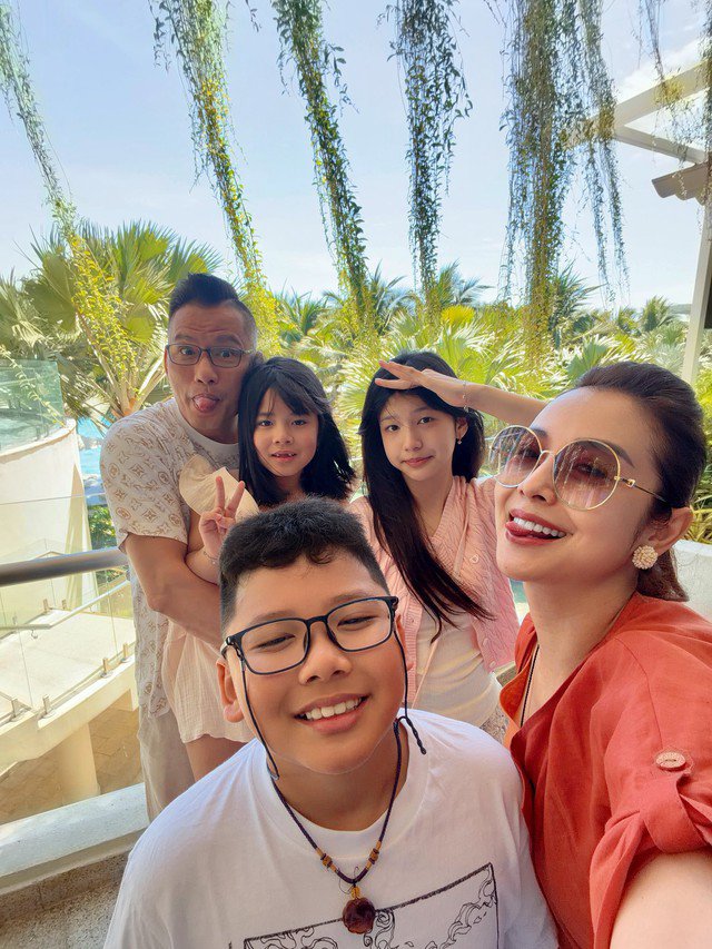 Con gái Hoa hậu Jennifer Phạm thừa hưởng nét đẹp của cả bố lẫn mẹ - 4