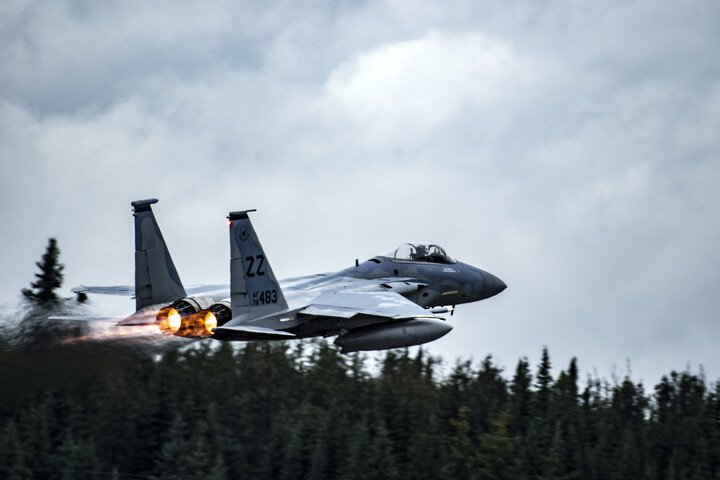 Một chiếc F-15C Eagle thuộc căn cứ không quân Kadena (Nhật Bản) cất cánh từ đường băng tại căn cứ không quân Eielson, bang Alaska, ngày 17/8/2021. (Ảnh: Không quân Mỹ)