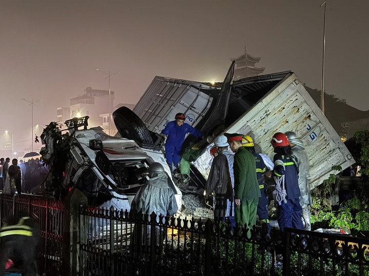 Vụ tai nạn khiến xe tải bị vò nát, tài xế tử vong.