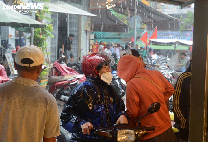 Chị Minh Hạnh (ngụ phường Bảy Hiền) cho hay: "Năm nào tôi cũng ghé mua heo quay để về cúng vía Thần Tài. Nó như nét văn hóa tâm linh, mong một năm thuận buồm xuôi gió, làm ăn gặp may mắn. Cho nên mưa gió tôi cũng chạy xe qua tiệm để mua".