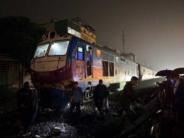 Tai nạn đường sắt tại Ngọc Hồi tối 25/2 khiến tài xế xe tải tử vong. Cục Cảnh sát giao thông cảnh báo tình trạng cố tình vượt rào chắn vẫn diễn ra, tiềm ẩn nguy cơ đặc biệt nghiêm trọng.