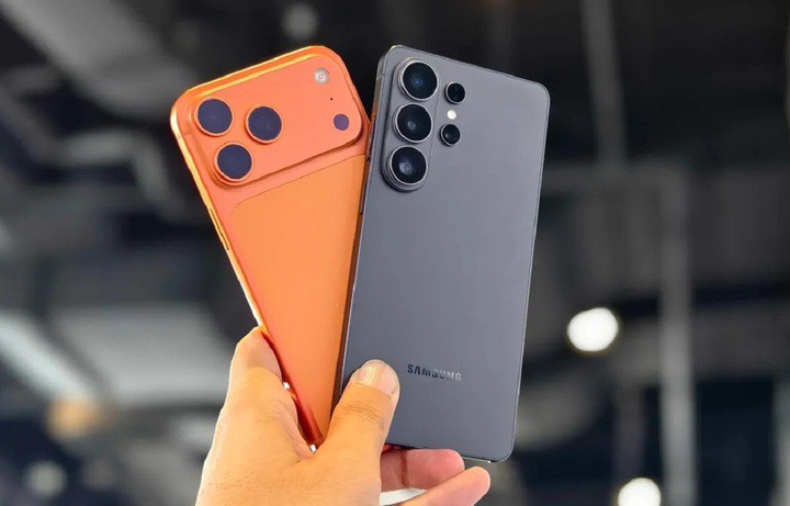 Galaxy S26 Ultra và iPhone 17 Pro Max là 2 flagship cao cấp nhất hiện nay. (Ảnh: CNET)