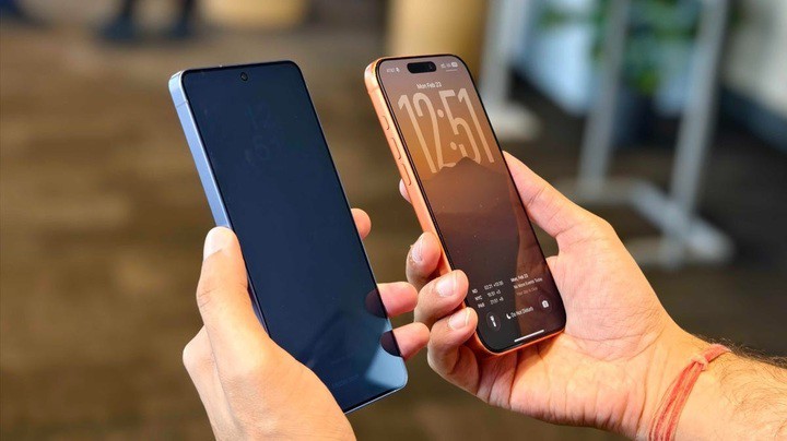 Khi bật tính năng Privacy Display, màn hình Galaxy S26 Ultra gần như chuyển sang màu đen khi nhìn từ các góc cạnh. (Ảnh: CNET)