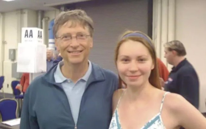 Bill Gates và Mila Antonova. Ảnh: YouTube